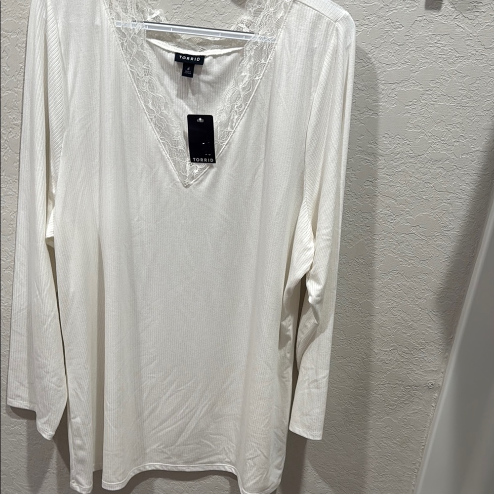 *Perfect for Spring!! NWT Torrid White Lace V-Neck Top 4X